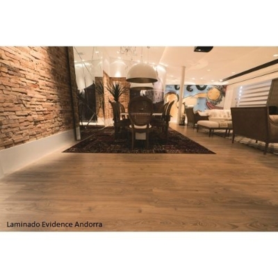 Piso laminado para uso comercial